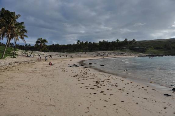Praia de Anakena, em Rapa Nui (ou Ilha de Páscoa), ilha chilena no meio do Oceano Pacífico